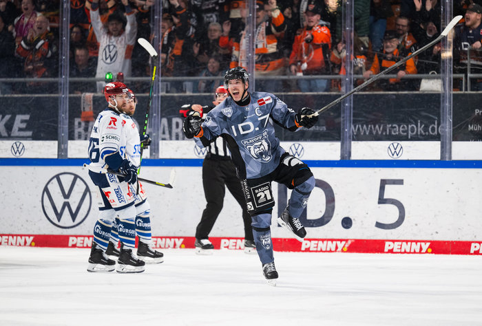 Geniestreich Machacek, Doppelpack Schinko: Wolfsburg ringt Schwenningen nieder