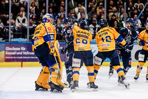 Krefeld und Kassel starten mit Heimsiegen – Hickmott-Hattrick: Bad Nauheim gewinnt Spiel 3 in Weiden