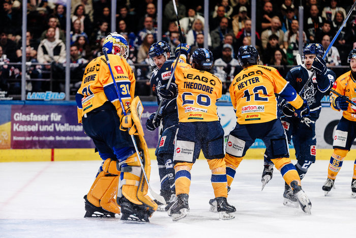 Krefeld und Kassel starten mit Heimsiegen – Hickmott-Hattrick: Bad Nauheim gewinnt Spiel 3 in Weiden