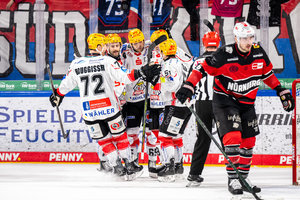 Bremerhaven macht das Viertelfinale klar, Schwenninger Wild Wings erzwingen Spiel 3