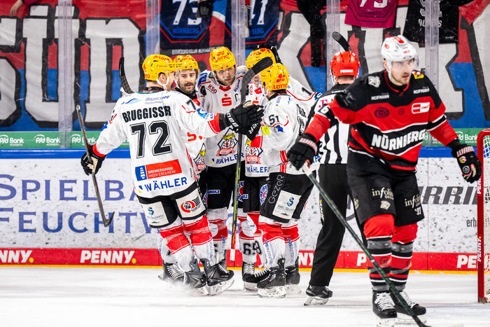 Bremerhaven macht das Viertelfinale klar, Schwenninger Wild Wings erzwingen Spiel 3