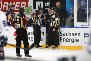 Zweiter Aufreger in Weißwasser: Huskies-Besuch in der Schiedsrichterkabine