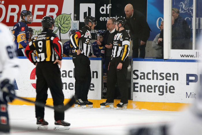 Zweiter Aufreger in Weißwasser: Huskies-Besuch in der Schiedsrichterkabine