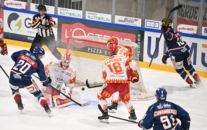 Auch nachverpflichteter Goalgetter Lynden McCallum bleibt dem EHC Freiburg treu