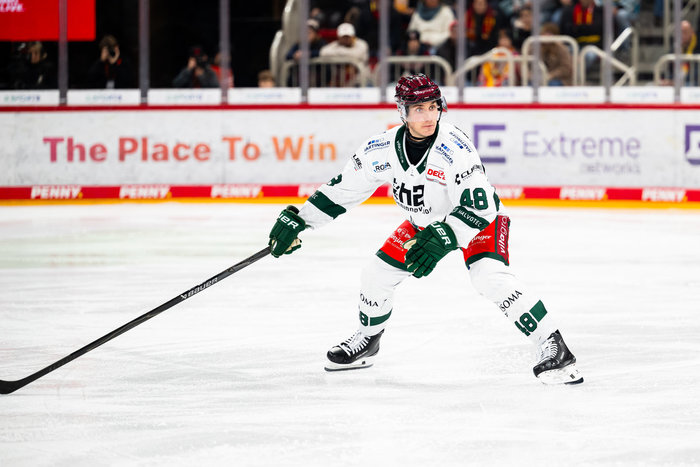 Defender Maximilian Adam bleibt bis 2028 bei den Starbulls Rosenheim