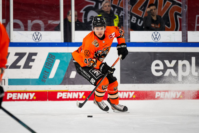 Bobby Lynch bleibt bis 2027 in Wolfsburg, Schwenningen holt Defender Alex Peters