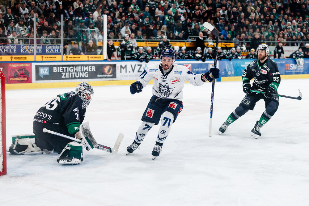 Hinten Maurer, vorne Keck: Mit einem 4:3-Overtime-Sieg bei starken Bietigheimern ziehen die Huskies ins Finale ein