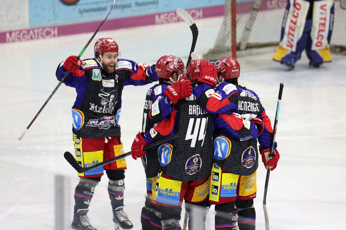 Überragender Baßler schießt Deggendorf ins Finale – Memmingen sichert sich Matchpuck gegen Scorpions