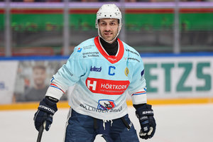 Falken-Kapitän Frederik Cabana bleibt und wird erster Spieler der HEC Falken GmbH