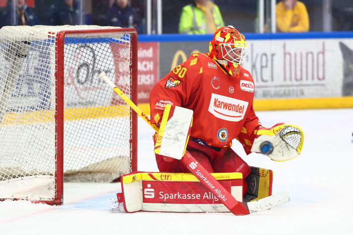ESV Kaufbeuren verabschiedet vier weitere Spieler und hält Goalie Babulis