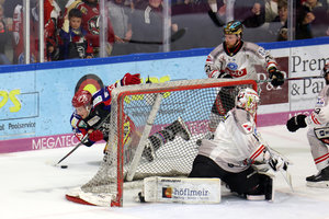 Siegtor in Unterzahl: Deggendorf sichert sich mit starkem Schlussdrittel die Serienführung gegen Memmingen