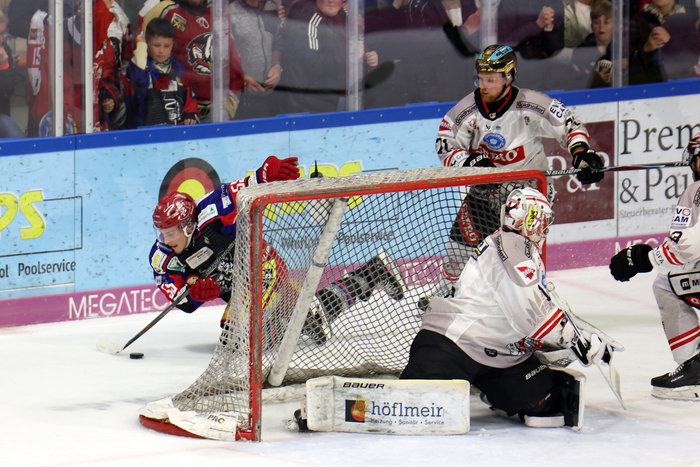 Siegtor in Unterzahl: Deggendorf sichert sich mit starkem Schlussdrittel die Serienführung gegen Memmingen