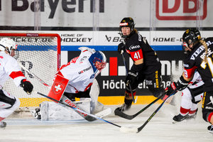 Mit viel Disziplin überzeugen die DEB-Frauen beim 5:1-Sieg gegen die Schweiz – Für Heine ging „ein Traum in Erfüllung“