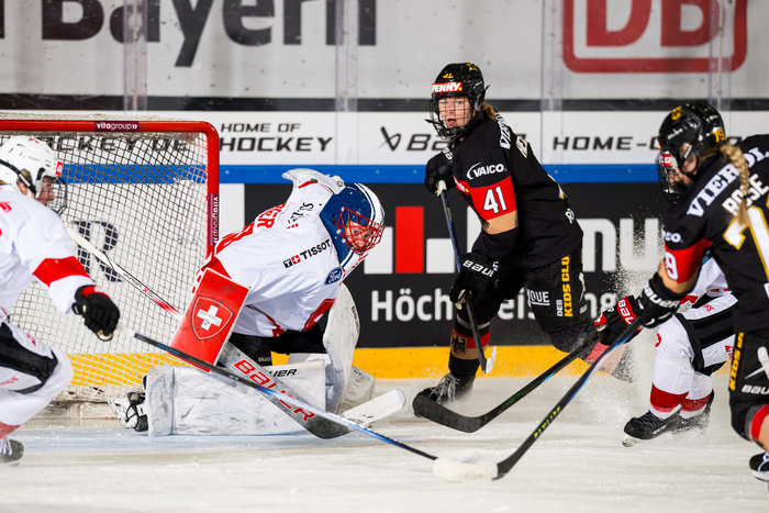 Mit viel Disziplin überzeugen die DEB-Frauen beim 5:1-Sieg gegen die Schweiz – Für Heine ging „ein Traum in Erfüllung“