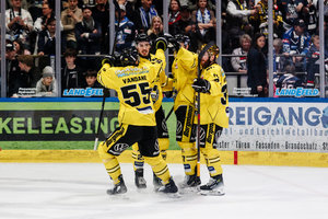 Krefeld ist DEL2-Meister und steigt in die PENNY DEL auf - Philip Gogulla mit Hattrick beim 5:2 in Kassel