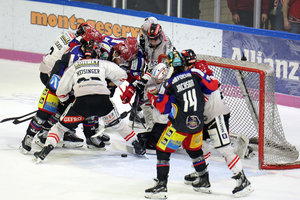 Doppelschlag entscheidet: Memmingen erobert mit hart erkämpftem 3:2-Sieg in Deggendorf die Serienführung