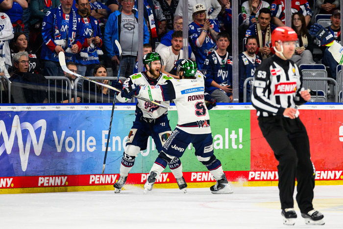 Hattrick von Eric Mik: Eisbären Berlin gewinnen auch Spiel 3 und stehen dicht vor der nächsten Meisterschaft