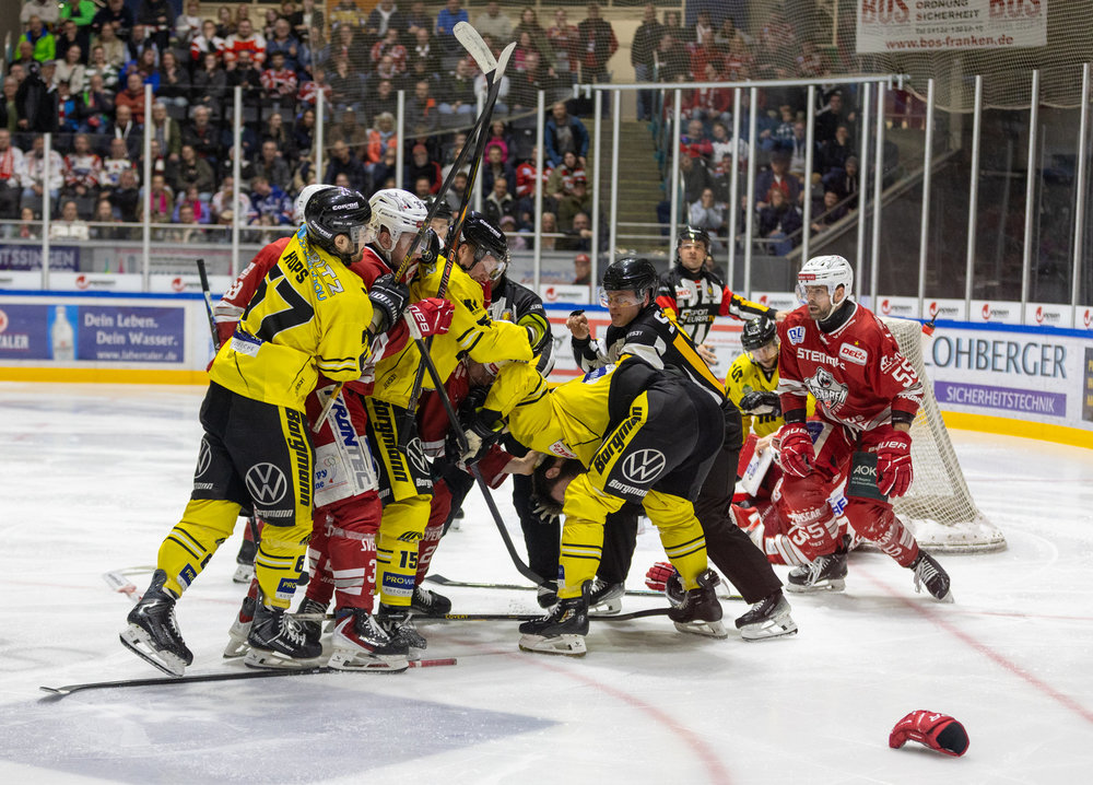 Krefeld Pinguine spielen sich furios ins Finale, Steelers gleichen die Serie gegen Kassel aus