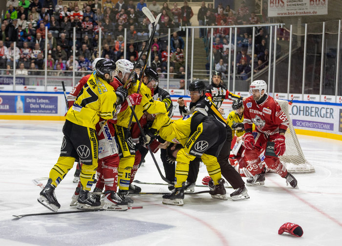 Krefeld Pinguine spielen sich furios ins Finale, Steelers gleichen die Serie gegen Kassel aus
